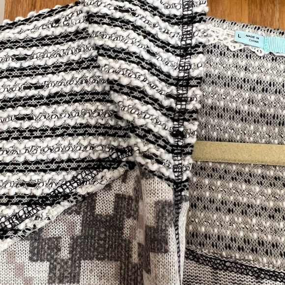 Women’s Maurice’s large Aztec print cardigan - Picture 6 of 6